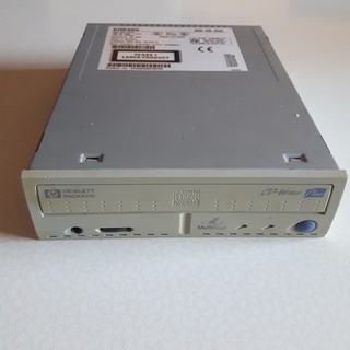 Hewlett Packard CD Writer Plus: Manufaktured: May 2000