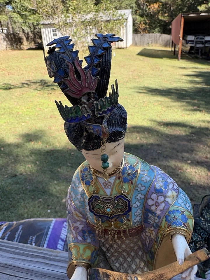 Dama Cloisonné China con Instrumento Musical y Decoración de Piedras Preciosas Foto 2 de 4