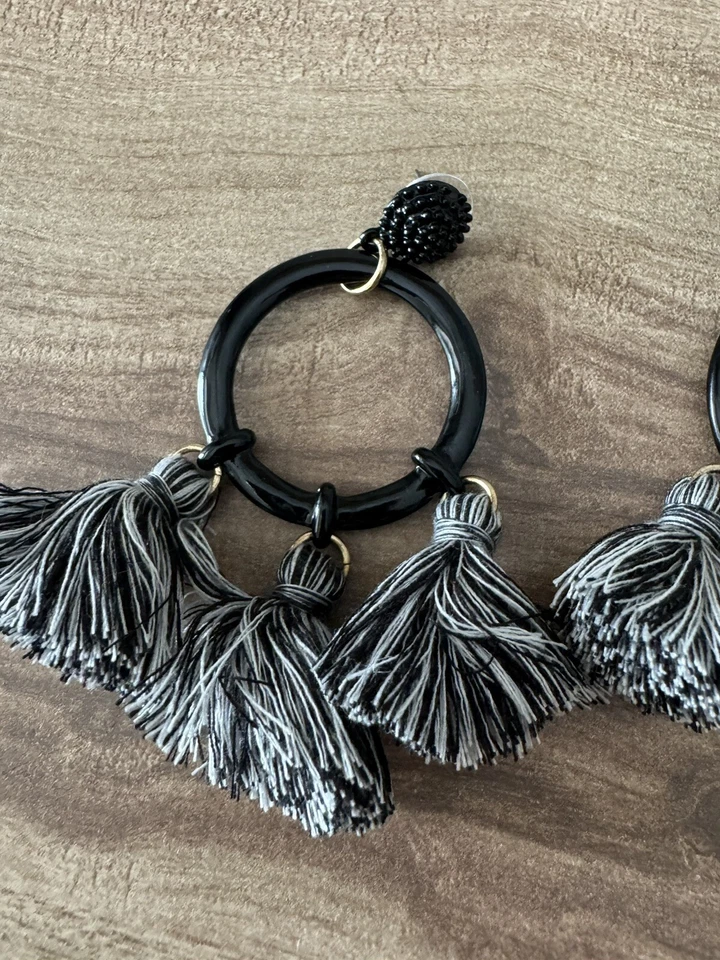 Pendientes de aro multi borla SUGARFIX by BaubleBar negros y grises boho sin níquel Foto 4 de 4