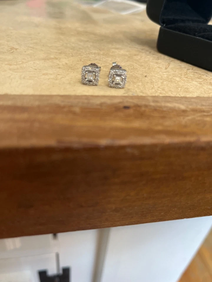 Pendientes de oro blanco de 10k corte princesa. Preferiblemente para lóbulos de orejas más grandes. Foto 2 de 4