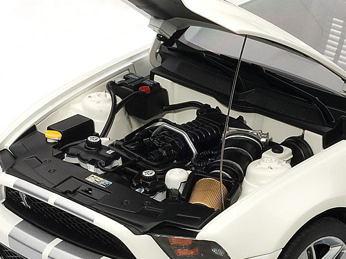 2010 FORD MUSTANG SHELBY GT500 COBRA WHITE SILVER STRIPES 1:18 by