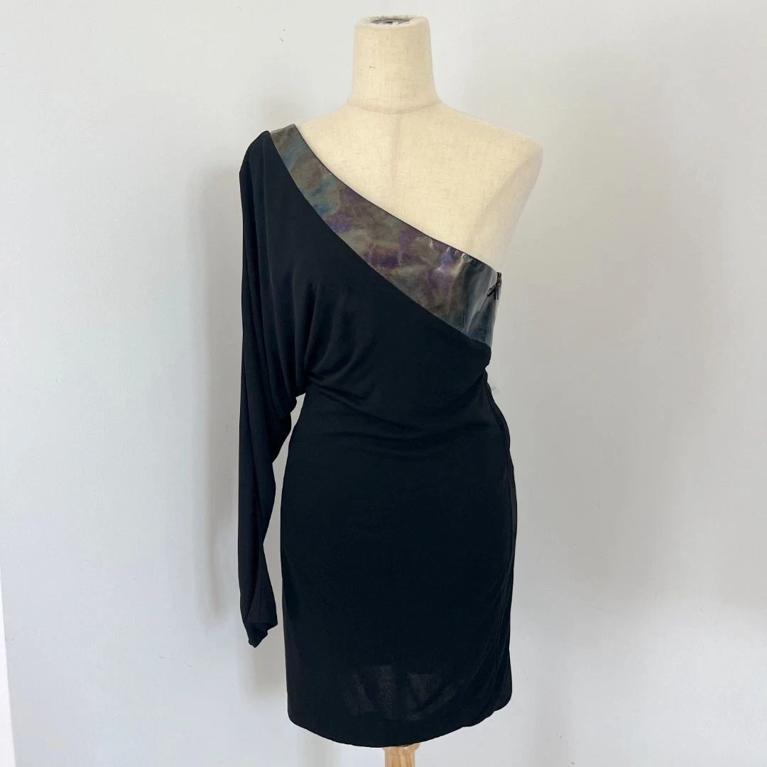 Robe noire Gucci avec détail bordure cuir arc en ciel