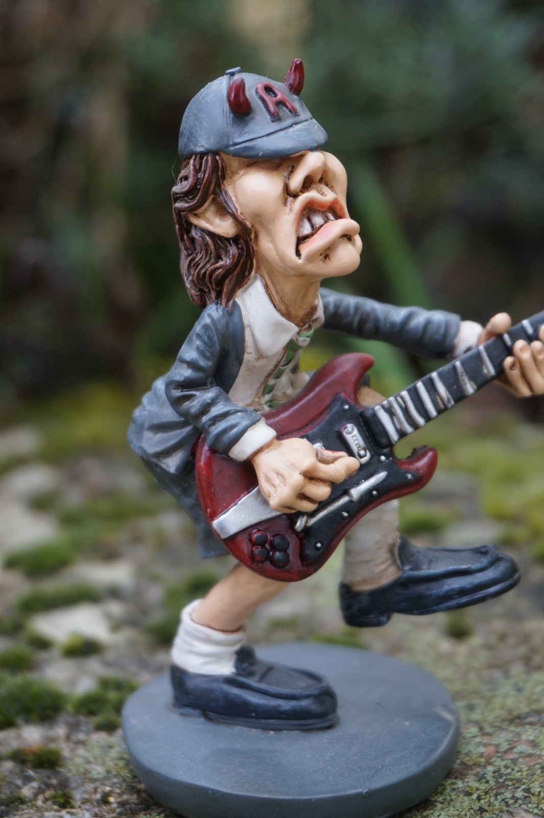 Figurine caricature Angus Young AC/DC Warren Stratford, idée cadeau musique