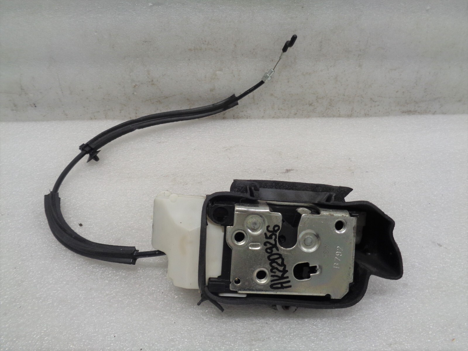 04-08 Maserati Quattroporte Front Right Door Lock Latch Actuator OEM AK2209256