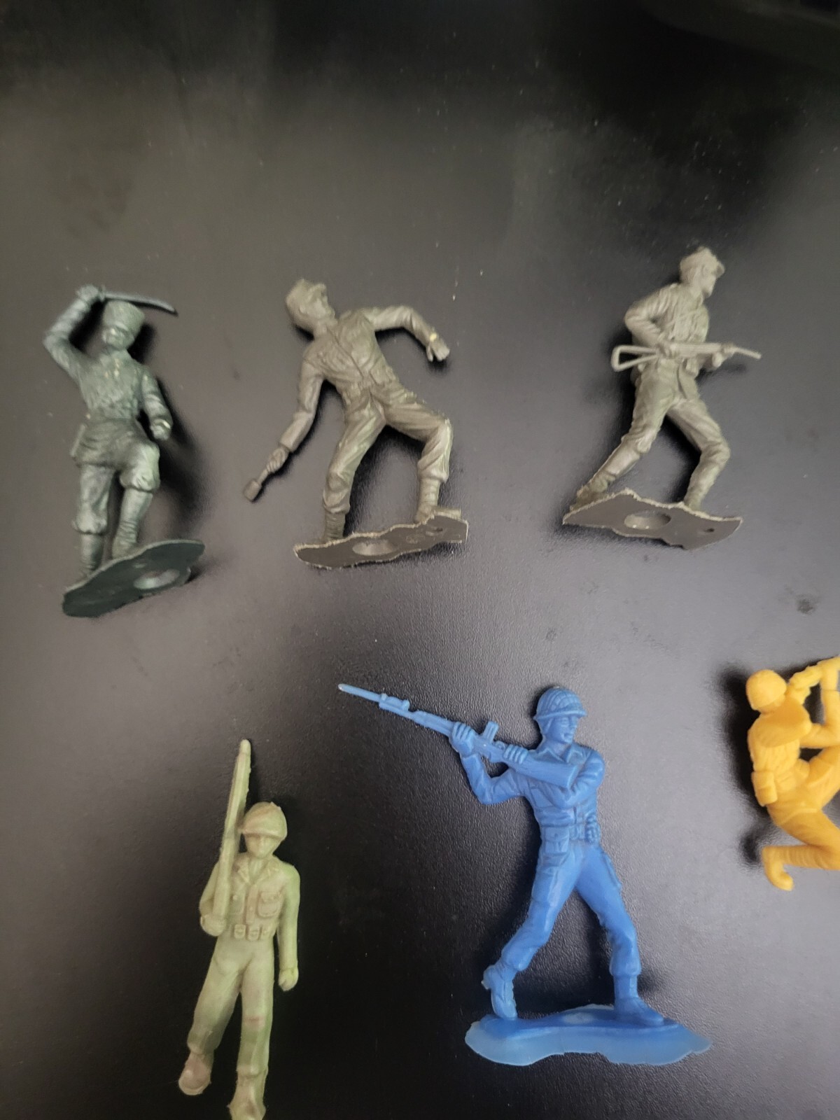 plastic army men vintage figures - 10 pieces - see pics - CAT NOT INCLUDED!