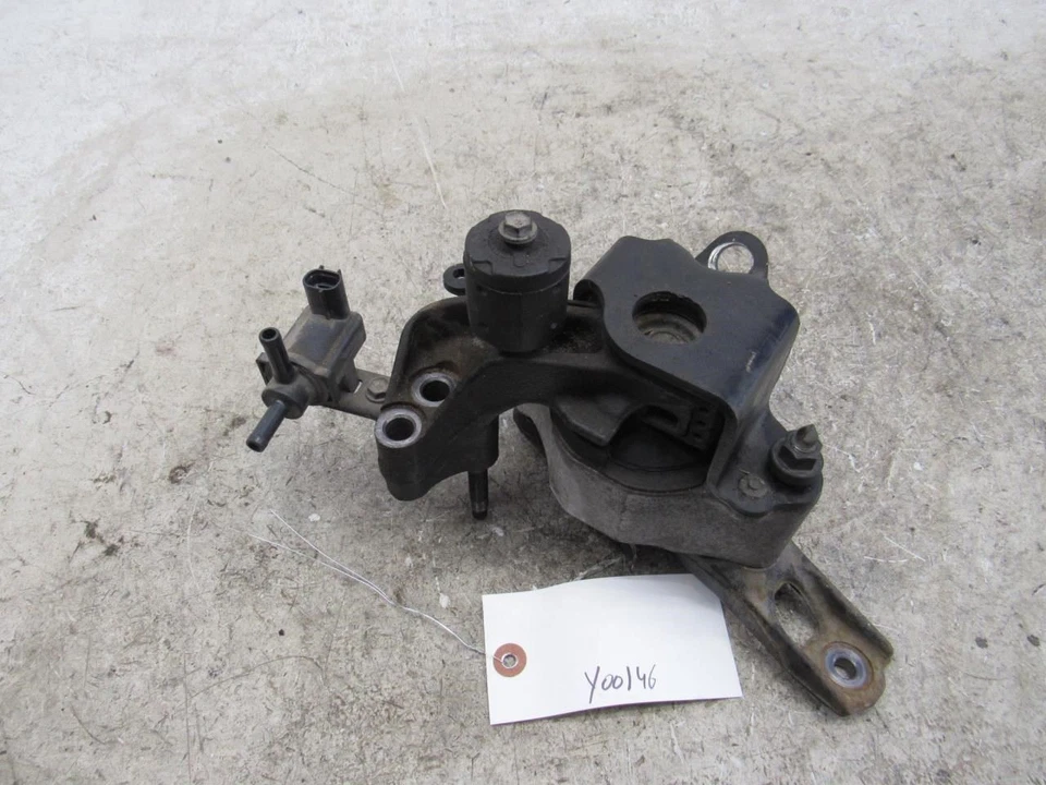 2009 Toyota Prius right passenger engine motor mount insulator support bracket Foto 2 de 4