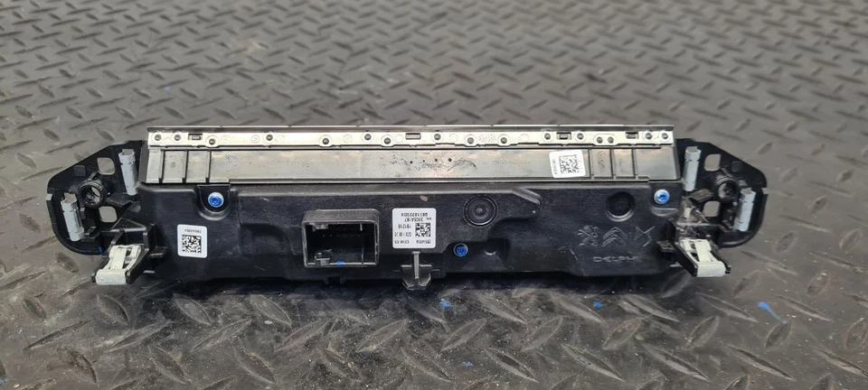 PEUGEOT 3008 MK2 (PH1) (P84) 2019 HEATER CONTROL PANEL AND SWITCHES 98318223DX - Image 2 of 4