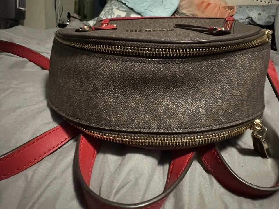 Mochila Michael Kors Logo Brooklyn média carmesim/marrom MSRP $298 - Imagem 4 de 4