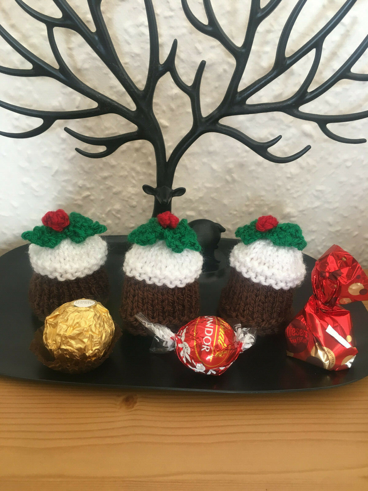 DK KNITTING PATTERN CHRISTMAS PUDDING & CUPCAKES FERRERO ROCHER