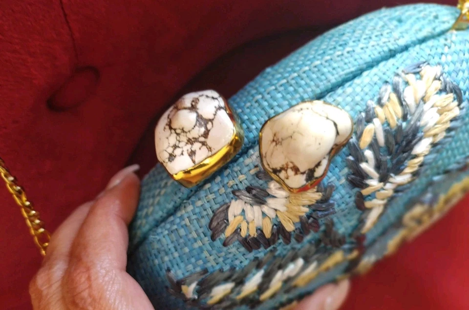 Impresionante Bolso Clutch RAFE Tonos Azules y Neutros en Paja Floral (Precio Reg 300) Foto 2 de 4