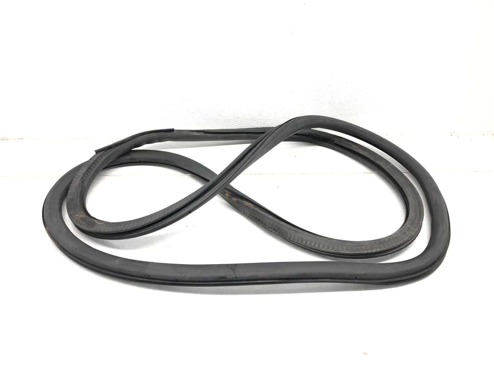 2014-2018 BENTLEY FLYING SPUR LEFT DRIVER FRONT DOOR BODY WEATHERSTRIP SEAL OEM