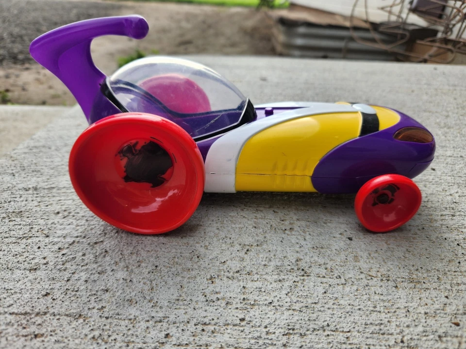 Coche móvil Veggie Tales Larry Boy 2003 - Funciona - Gran idea falta ventosa  Foto 3 de 3