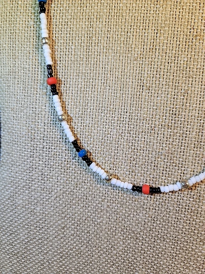 Gargantilla Boho Summer Surfer roja, blanca, azul y plateada con cuentas 22,5 pulgadas Foto 2 de 4