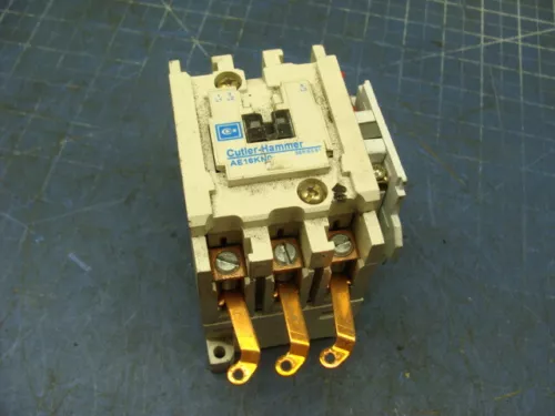 CUTLER HAMMER MOTOR STARTER AE16KN0 SER B COIL 110/120V (SLIGHT DAMAGE SEE PICS)