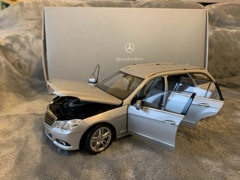 Mercedes E-Class T Model 1995 Verte – Miniature 1/18 TRIPLE9 (T9-1800360) NEUVE