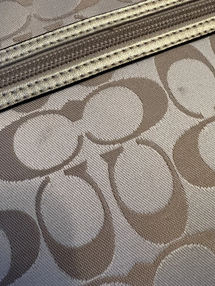  Funda Bandolera Coach Daisy Apliques iPad/Tablet # F63818 Foto 3 de 4