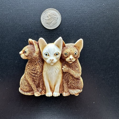 Harmony Kingdom Pin Brooch Scared Trio Three Cat Figurine Approx 2" Square - Picture 4 of 13