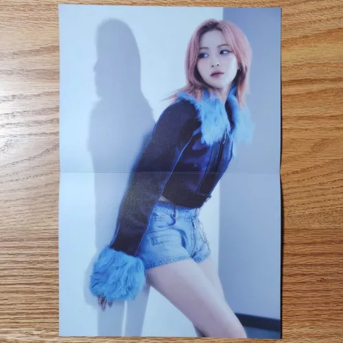 Mini Póster Oficial de Ryujin Itzy Born To Be Mr. Vampire Ver. Kpop genuino