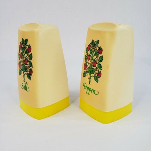 Vintage Salt & Pepper Shakers Strawberries MCM Retro Plastic Cream Yellow FLAWED - Picture 7 of 11