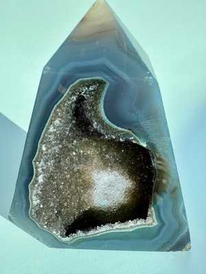 Großer grauer Achat Geoden Turm mit funkelndem Druzy Quarz Zentrum