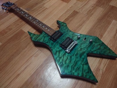 B.C.Rich Warlock E-Gitarre mit kleinen Körperschäden und Gotho Pegs