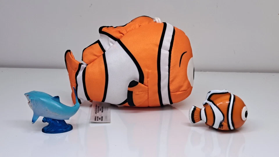 Mini peixe bicho de pelúcia Disney Pixar Finding Dory Nemo da Bandai  - Imagem 2 de 4