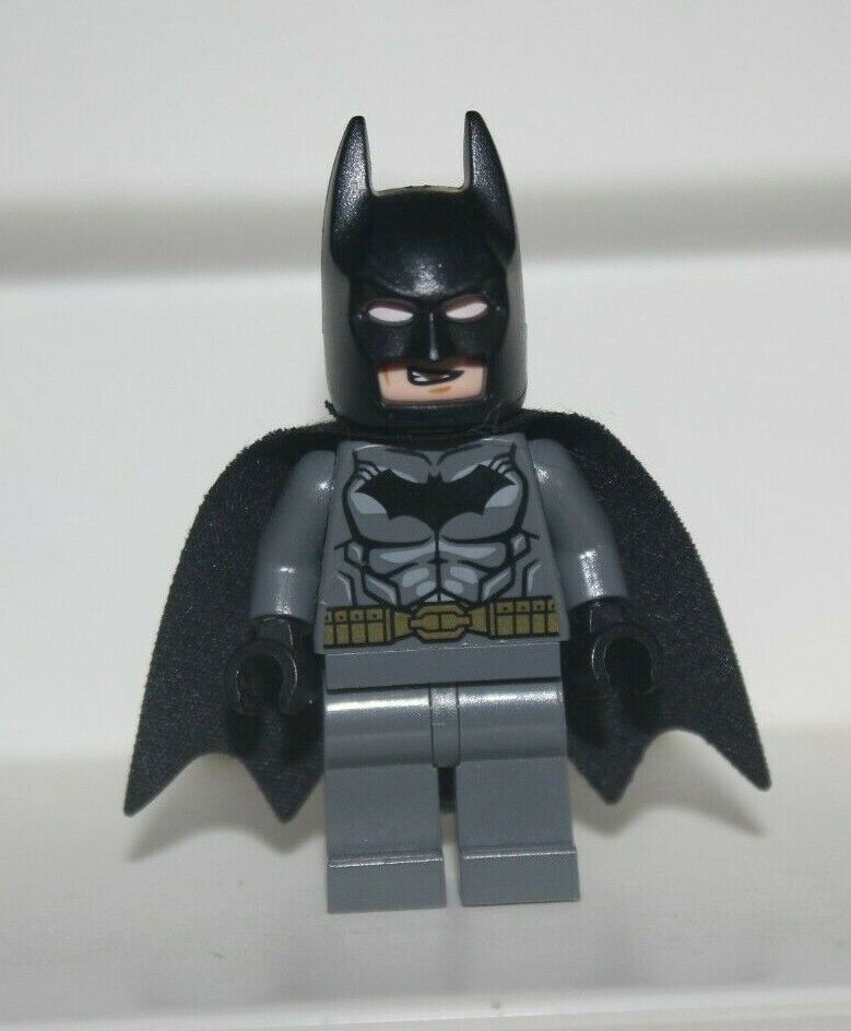 Nice LEGO Dimensions Batman MiniFigure from set 71171 with Gold Belt