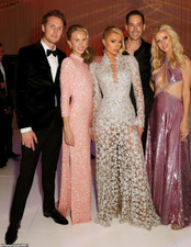 BEAUTIFUL PARIS HILTON & NIKKI HILTON 8X10 Photo