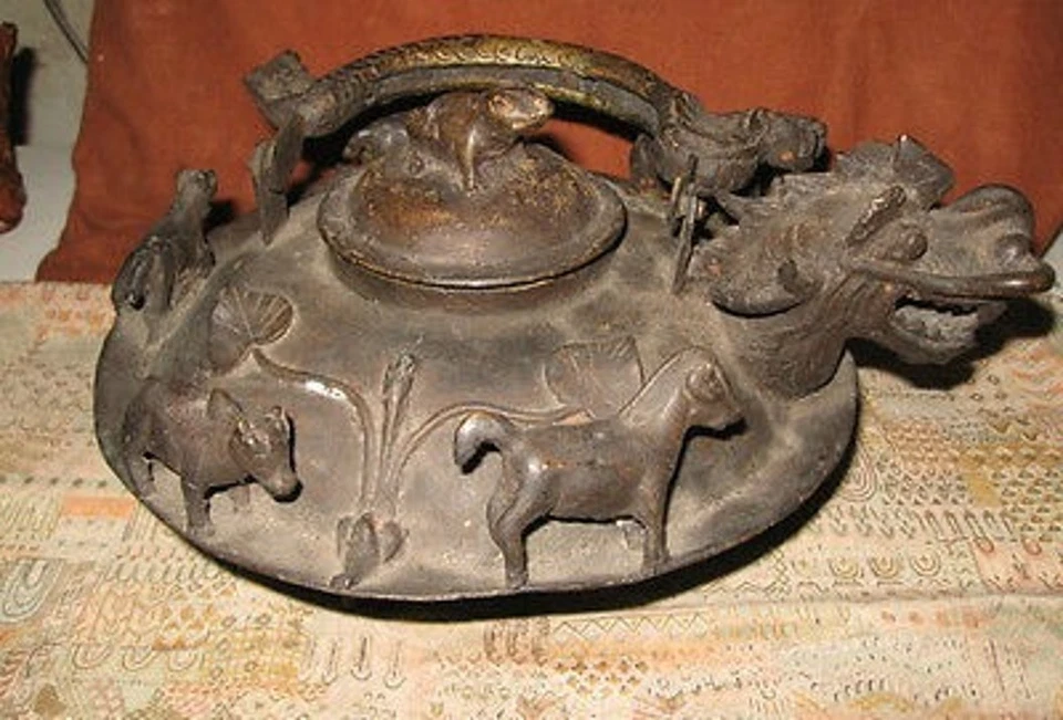 Antigua tetera ceremonial ornamental china de bronce en excelente estado Foto 3 de 4