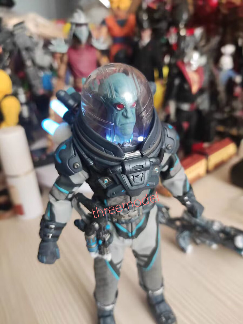 Figurine Mezco One:12 Collective Mr Freeze Deluxe Édition - Batman - 1/12 - 17cm