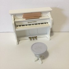 Sylvanian Families Calico Critters - White Piano With Purple Stool