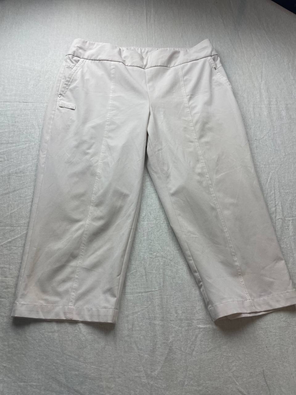Chicos Zenergy GOLF Pants Capri White Straight Outdoor Womens Size 2 Athleisure