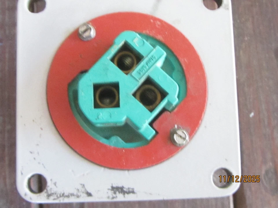 Crouse Hinds AR631 receptáculo 60 amperios 3 polos 3 hilos con caja de montaje en ángulo de 15 grados Foto 4 de 4