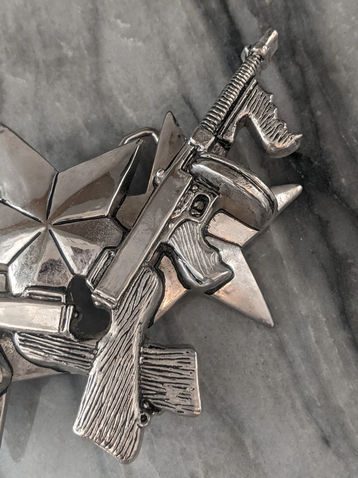 Star & Guns Armas de Fuego Tommy Gun Sub Máquinas Plateado Cromo Hebilla de Cinturón ¿Tema Candente? Foto 3 de 4