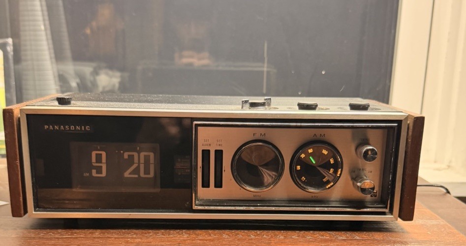 1970s Panasonic RC-7469 AM/FM Alarm Flip Clock Radio