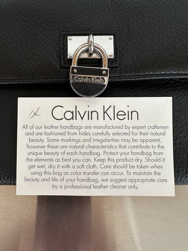 Borsa a tracolla Calvin Klein nuova con etichette in pelle di ciottoli neri nuova con etichette - Foto 17 di 17