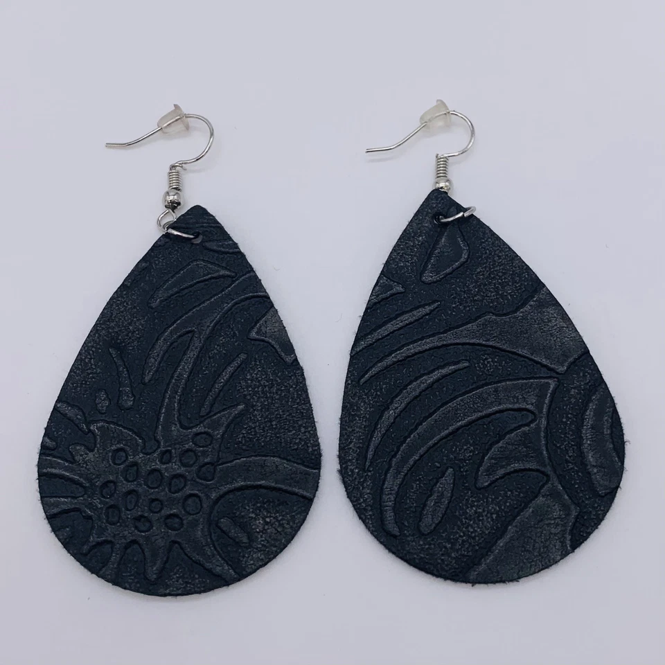 11 Pair Women’s Leather Teardrop Earrings Floating Pattern Lightweight Mixed Lot - Image 4 of 4