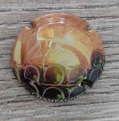 Generic Polychrome Champagne Capsule - Flute and Cellar (No. 660)