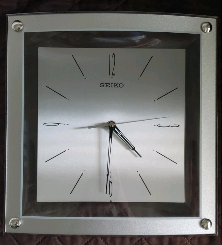 Reloj de Pared Cuadrado Cristal Vidrio Curvo 12" Tono Plata Translúcido Seiko Foto 3 de 4