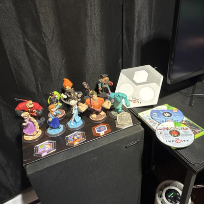 Disney Infinity Xbox 360 Game & Base INF-8032386 + Figures
