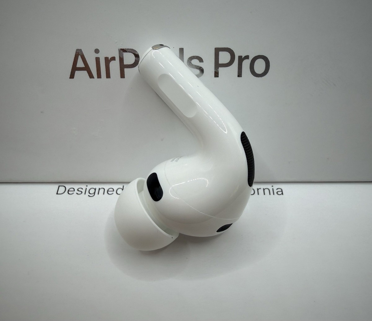 【極美品】AirPods Pro 3 右耳 A3063 Apple AirPods Pro 3 Right AirPod ONLY- Model A3063 Genuine Apple