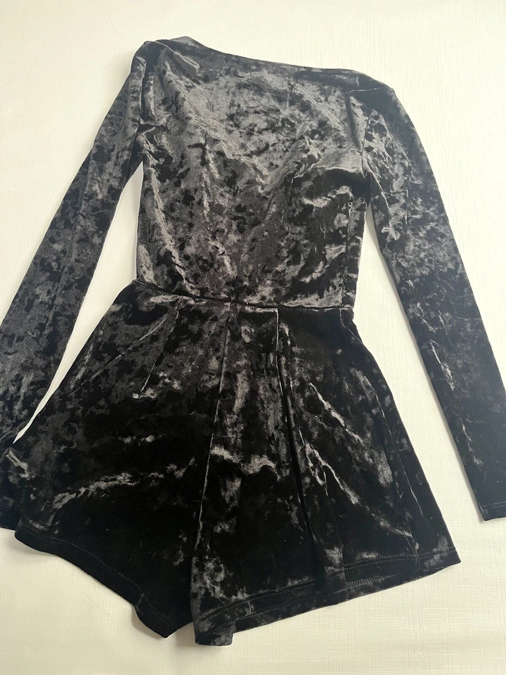 Mameluco de terciopelo negro manga larga Urban Outfitters talla XS extra pequeño Foto 2 de 4