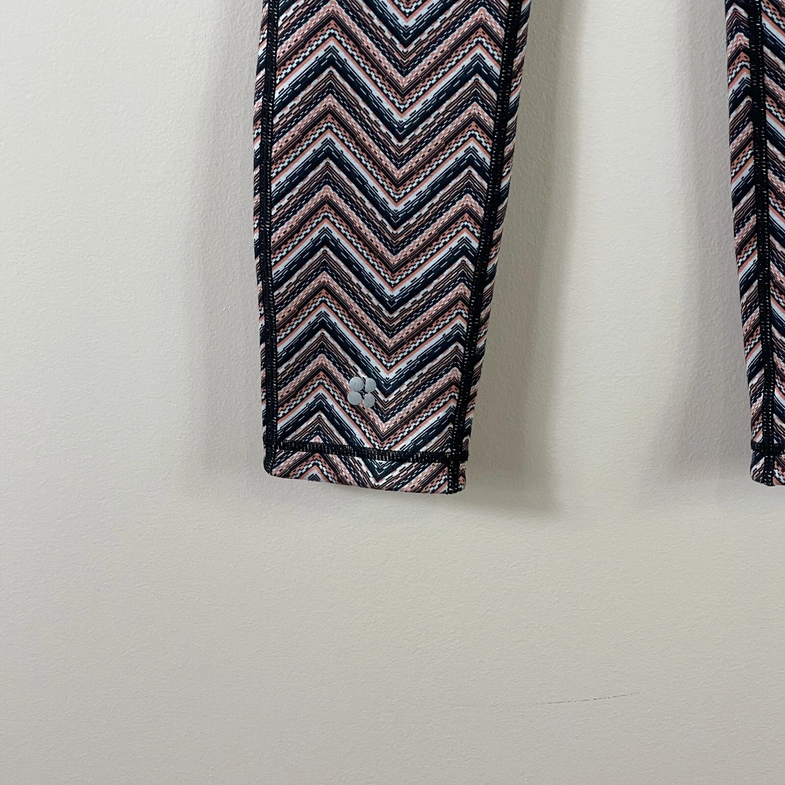 sweaty-betty reversible chevron workout athletic leggings