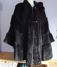 Kippie Poncho – Wildleder und Pelzimitat - mit Kapuze - Gr. 44/46