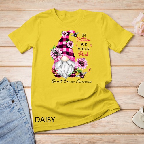 En Octubre We Wear Rosa Gnomo Concientización sobre el Cáncer de Mama Camiseta Unisex - Imagen 4 de 15