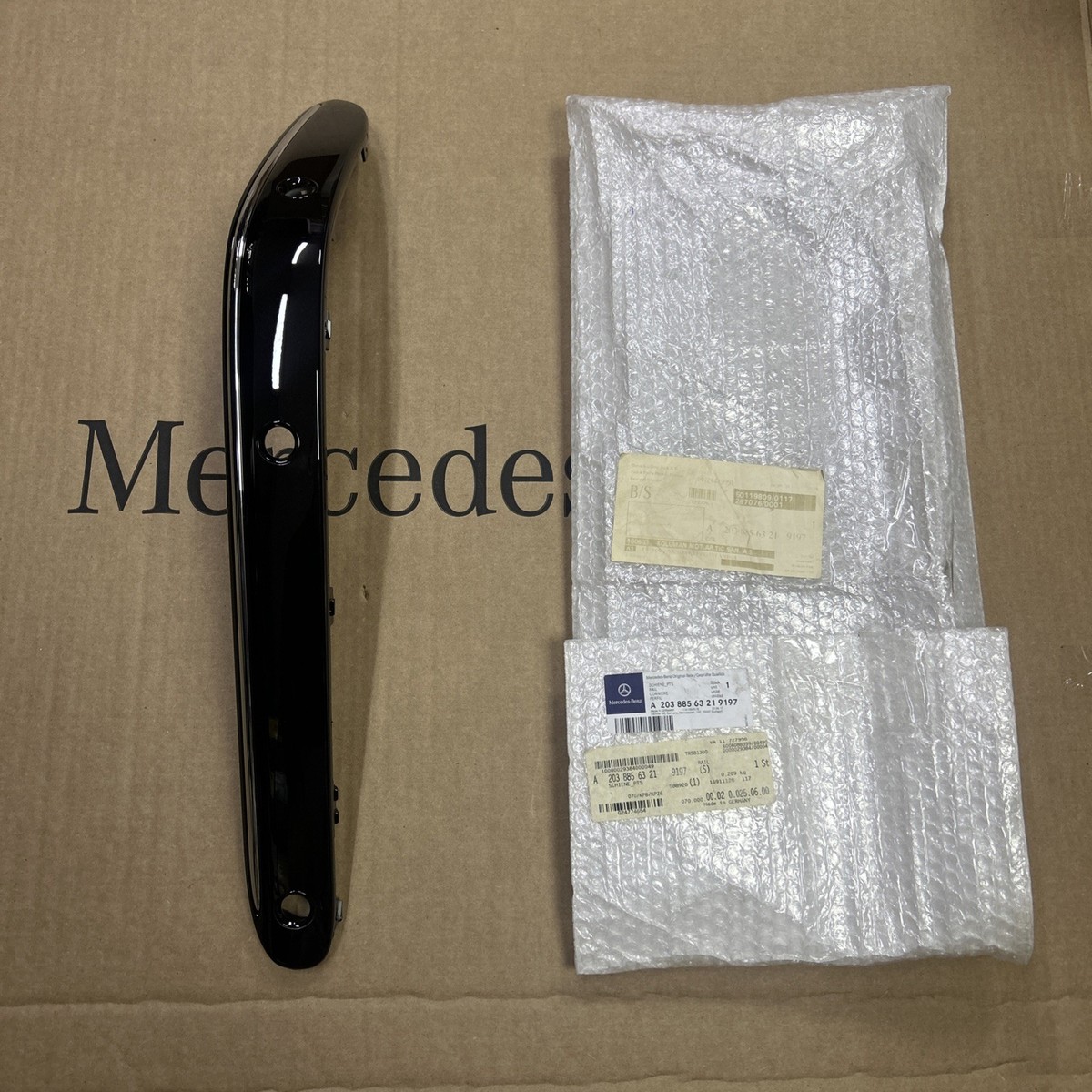 A2038856321 9197 MERCEDES BENZ W203 FRONT LEFT BUMPER STRIP TRIM