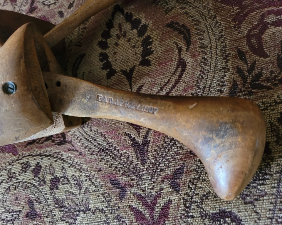 2 pares de formas de camilla de árbol de zapatos de madera vintage USO o EXHIBICIÓN ANTIGUA Pat.1897 Foto 3 de 4