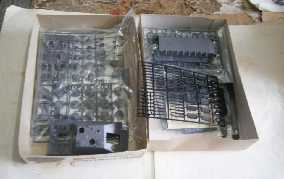 1-48 BANDAI JAGDPANTHER GERMAN PANZER NUOVO CON SOLDATINI VINTAGE TIGER - Immagine 3 di 4