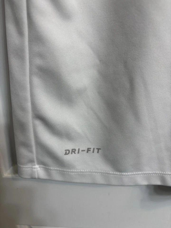 Polo de golf Nike Dri-Fit cuello con textura blanco con logotipo plateado para hombre talla grande Foto 4 de 4