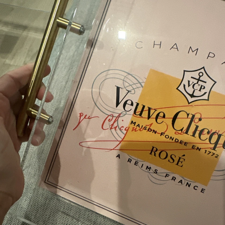 Bandeja acrílica clásica Veuve Clicquot Brut Champagne, 11”x11”x2” Foto 3 de 4